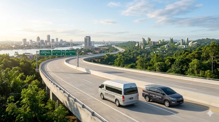 Armada Travel Bontang melintasi Tol Balsam menuju Samarinda dan IKN dengan latar belakang kota modern dan pembangunan Ibu Kota Nusantara.